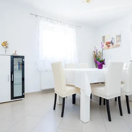 Apartmani Sandra Malinska Sveti Vid-Miholjice Exterior photo