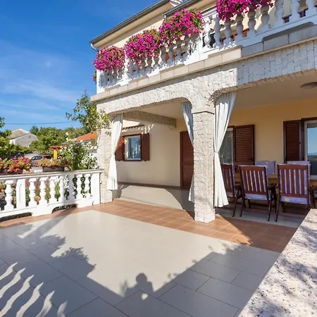 Apartmani Sandra Malinska Sveti Vid-Miholjice Exterior photo