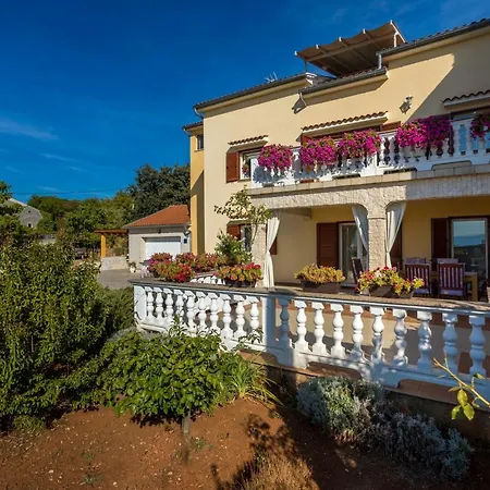 Apartmani Sandra Malinska Sveti Vid-Miholjice Exterior photo