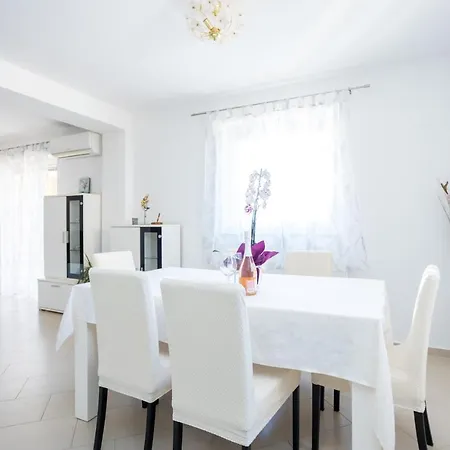 Apartmani Sandra Malinska Sveti Vid-Miholjice Exterior photo